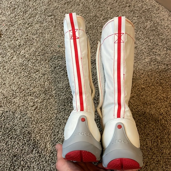 Crocs Lady’s Winter Boots. - Picture 4 of 9